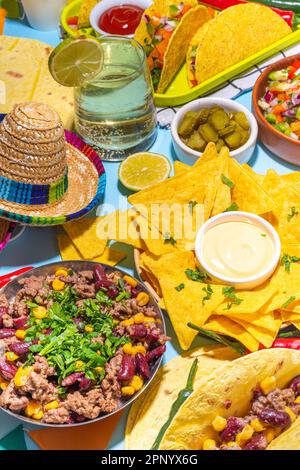 Cinco de Mayo Partyessen. Mexikanischer Urlaub Cinco de Mayo traditionelle Gerichte, Snacks, Tortilla Corn Chips, Nachos, Tacos, Salsa, Soßen. Freunde und Familie Stockfoto