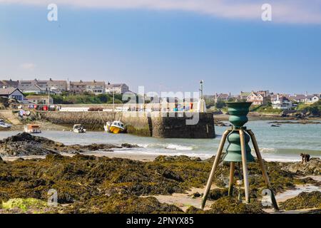 St. Patrick's Gezeitenglocke am Strand in Cemaes Bay, Isle of Anglesey, Wales, Großbritannien Stockfoto
