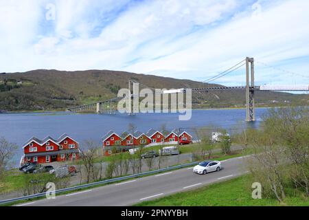 Norwegen, die Tjeldsund-Brücke, eine der vielen Brücken, die die Lofoten miteinander verbinden Stockfoto