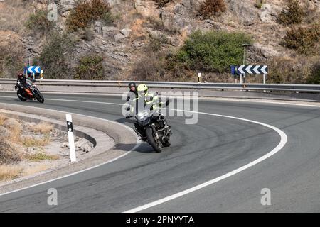 Foto einer Motorrad-Rallye auf den kurvenreichen Straßen der Berge von La Rioja, die die Biker-Kultur repräsentiert. Stockfoto