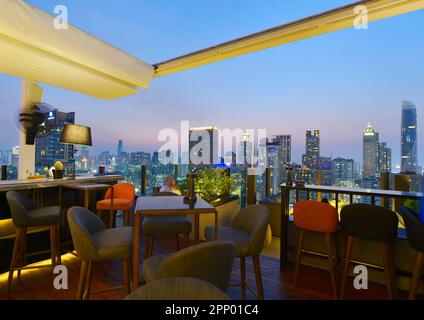 Blick auf Bangkok von der Dachbar, mit Blick auf den herrlichen Himmel und das Licht der Stadt, Thailand Stockfoto