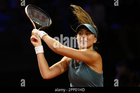 Stuttgart, Deutschland. 21. April 2023. Tennis: WTA Tour - Stuttgart, Singles, Frauen, Viertelfinale in der Porsche Arena. Badosa (Spanien) - Sabalenka (Belarus). Paula Badosa in Aktion. Kredit: Marijan Murat/dpa/Alamy Live News Stockfoto