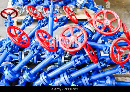 Viele neue kleine Absperrventile aus Eisenmetall, Regelventile mit Flanschen zur Installation an Rohrleitungen, Anlagen, Behältern in einer Ölraffinerie, Petrochemie Stockfoto
