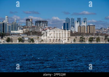 Dolmabahce-Palast und Skyline der Stadt dahinter, Besiktas, Istanbul, Türkei Stockfoto