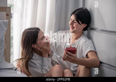 Liebhaber, die Geschenke zu besonderen und unvergesslichen Jahrestagen teilen. Ein Paar, das Zeit miteinander verbringt, um zu feiern. Ein romantischer und schöner Moment Stockfoto