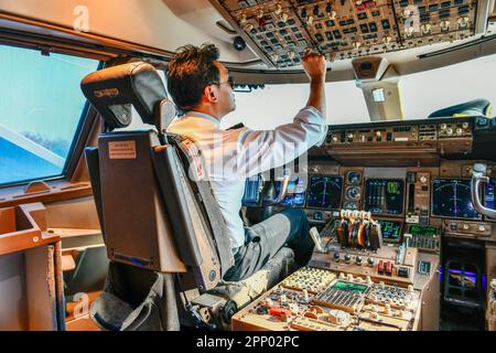 Flugzeugpilotenarbeit im Cockpit Stockfoto