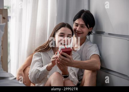 Liebhaber, die Geschenke zu besonderen und unvergesslichen Jahrestagen teilen. Ein Paar, das Zeit miteinander verbringt, um zu feiern. Ein romantischer und schöner Moment Stockfoto
