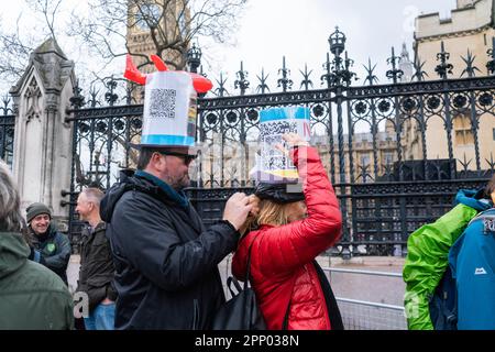 London UK. 21. April 2023 Hunderte von Klimaschutzaktivisten aus der Rebellion werden von anderen Umweltgruppen in Westminster begleitet, bei einem Ereignis, das sie den Großen Einen rufen, um vier Tage lang zu protestieren und ein Ultimatum an die britische Regierung zu richten, um alle Genehmigungen, Finanzierungen und Genehmigungen für Projekte mit fossilen Brennstoffen zu stoppen. Kredit: amer Ghazzal/Alamy Live News Stockfoto