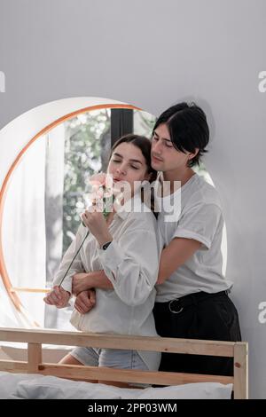 Liebhaber, die Geschenke zu besonderen und unvergesslichen Jahrestagen teilen. Ein Paar, das Zeit miteinander verbringt, um zu feiern. Ein romantischer und schöner Moment Stockfoto