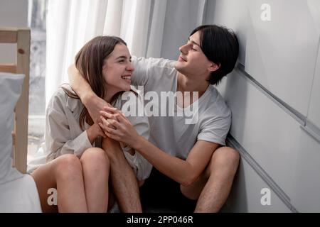 Liebhaber, die Geschenke zu besonderen und unvergesslichen Jahrestagen teilen. Ein Paar, das Zeit miteinander verbringt, um zu feiern. Ein romantischer und schöner Moment Stockfoto