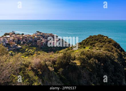 Wunderschöne Aussicht auf Corniglia, eines der fünf berühmten farbenfrohen Dörfer im Cinque Terre Nationalpark in Ligurien, Italien Stockfoto