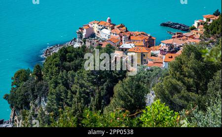 Tellaro, ein altes und kleines Dorf in der Nähe von Lerici, im Golf von La Spezia - Golfo dei Poeti - Ligurien, Italien, Europa aus der Vogelperspektive Stockfoto