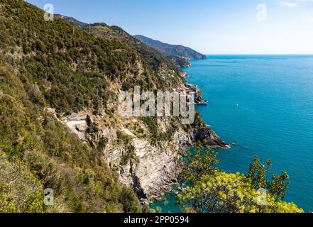 Vernazza, Corniglia und Manarola vom Azure Trail zwischen Vernazza und Monterosso al Mare, Cinque Terre, Ligurien, Italien. Stockfoto