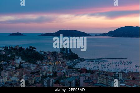 Sonnenuntergang in Lerici - Ligurien Italien: Sonnenuntergang über dem Golf von La Spezia Liguria Italien, im Hintergrund von Portovenere, Palmaria Island und Tino Stockfoto