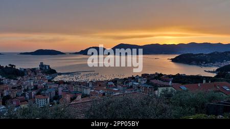 Sonnenuntergang in Lerici - Ligurien Italien: Sonnenuntergang über dem Golf von La Spezia Liguria Italien, im Hintergrund von Portovenere, Palmaria Island und Tino Stockfoto