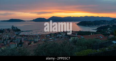 Sonnenuntergang in Lerici - Ligurien Italien: Sonnenuntergang über dem Golf von La Spezia Liguria Italien, im Hintergrund von Portovenere, Palmaria Island und Tino Stockfoto