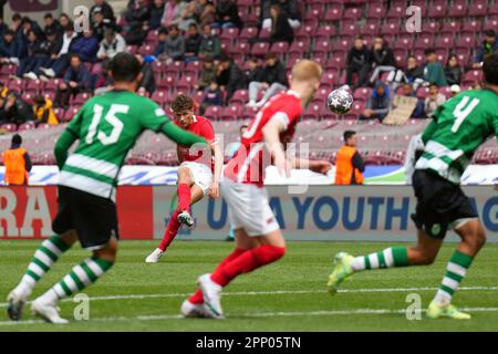 Genf, Schweiz. 21. April 2023. Genf, Schweiz. 21. April 2023. GENF - Lewis Schouten von AZ während des Halbfinalspiels der UEFA Youth League zwischen Sporting CP und AZ Alkmaar am 21. April 2023 im Stade de Geneve in Genf, Schweiz. ANP ED VAN DE POL Stockfoto