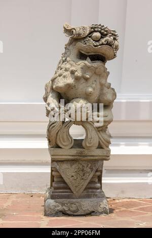 Der löwenförmige Stein wurde im chinesischen Stil geschnitzt Stockfoto