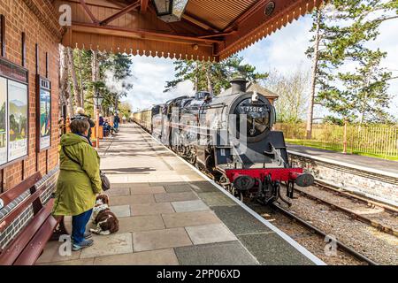 Braveheart, British Railways Standard Klasse 4 4-6-0, Nr. 75014, fährt zum Bahnsteig am Broadway Station auf der GWSR am Broadway, Worcestershire Stockfoto