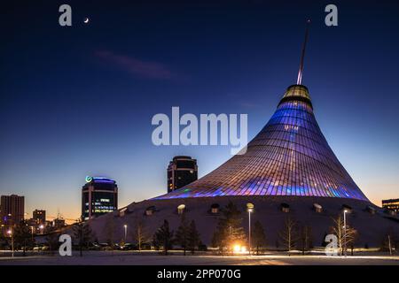 Astana, Kasachstan - 25. Januar 2023: Beleuchtetes durchsichtiges Dach von Khan Shatyr, dem größten Einkaufs- und Unterhaltungszentrum in Astana Stockfoto