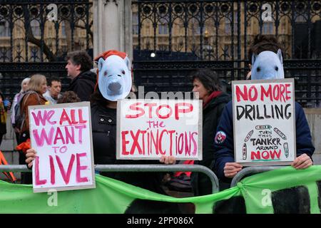 London, Vereinigtes Königreich. 21. April 2023. Die Menschen halten während des Protests „The Big One“ vor Westminster Banner. Laura Gaggero/Alamy Live News Stockfoto