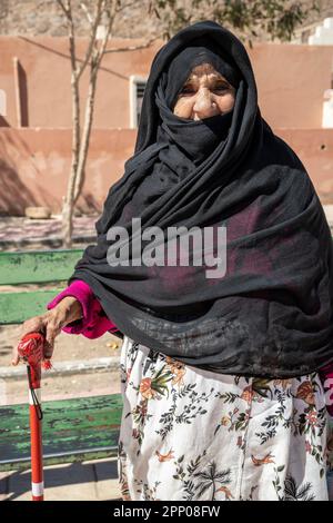 Porträt einer älteren Berberfrau mit Gehstock. Stockfoto