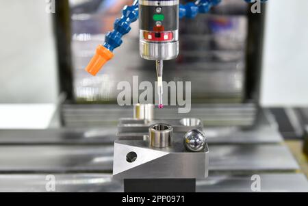 Automatisches Koordinatenmessgerät (CMM) zur Inspektion hochpräziser Industrieteile während der Arbeit Stockfoto