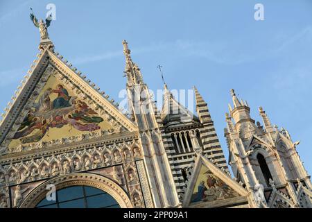 Die Kathedrale von Siena Santa Maria Assunta ist im romanisch-gotischen italienischen Stil erbaut und ist eine der schönsten Kirchen. Stockfoto