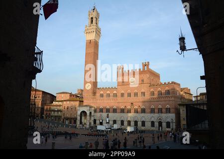 Piazza del Campo ist der muschelförmige Platz, wo der Palio di Siena stattfindet. Der Palazzo Pubblico und der Torre del Mangia dominieren den Platz. Stockfoto