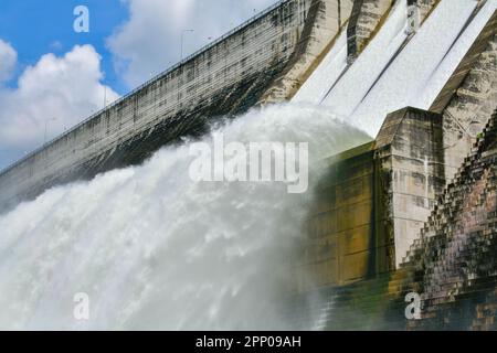Der Damm mit Wasserkraftwerk und Bewässerung und Flut Schutz Stockfoto