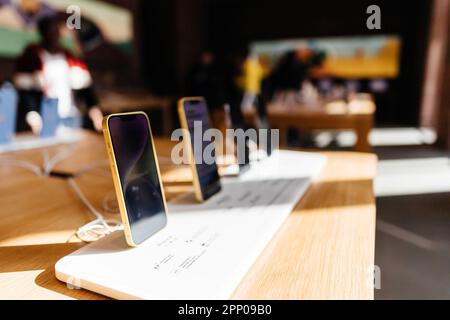 Paris, Frankreich - 20. März 2023: Eine Ausstellung einer luxuriösen neuen iPhone 14 Pro max Kollektion mit farbenfrohem Design und Logo-Bildschirm in Folge auf einer technischen Ausstellung für den Innenbereich; perfekt für Kommunikation, Kundenleben und digitales Marketing Stockfoto