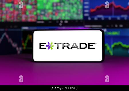 E-Trade am Börsenindex vor dem Hintergrund von Börsenkurven Stockfoto