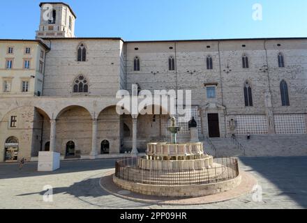 Das Fontana Maggiore befindet sich im Zentrum der Piazza IV Novembre im Zentrum von Perugia. Werke des 13. Jahrhunderts des Giovanni Pisano Stockfoto