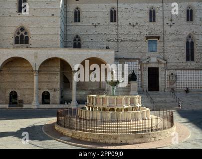 Das Fontana Maggiore befindet sich im Zentrum der Piazza IV Novembre im Zentrum von Perugia. Werke des 13. Jahrhunderts des Giovanni Pisano Stockfoto