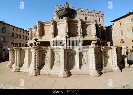 Das Fontana Maggiore befindet sich im Zentrum der Piazza IV Novembre im Zentrum von Perugia. Werke des 13. Jahrhunderts des Giovanni Pisano Stockfoto