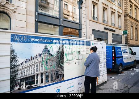 Straßburg, Frankreich - 20. März 2023: Eine Frau arbeitet daran, Graffiti von einer Gebäudefassade in einem Stadtgebiet des Elsass, Frankreich, nach einem Protest zu entfernen. Stockfoto