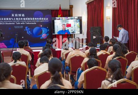 (230421) -- NEU DELHI, 21. April 2023 (Xinhua) -- indische Studenten nehmen an einem dialog mit chinesischen Taikonauten an Bord der umkreisten chinesischen Tiangong-Raumstation durch virtuellen Modus in Neu Delhi, Indien, 20. April 2023 Teil. Über 50 indische Jugendliche nahmen am Donnerstag an einem dialog mit chinesischen Taikonauten an Bord der umkreisten chinesischen Tiangong-Raumstation Teil. Die Veranstaltung "Tiangong Dialog-SCO Studenten sprechen mit taikonauten von Shenzhou-15 (Raumschiff)" wurde vom chinesischen Ausschuss der Shanghaier Organisation für Zusammenarbeit (SCO) für gute Nachbarschaft, Freundschaft und Zusammenarbeit, der bemannten chinesischen Weltraumorganisation und organisiert Stockfoto