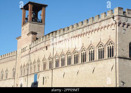 Der Palazzo dei Priori ist eines der besten Beispiele in Italien für einen öffentlichen Palast aus dem kommunalen Zeitalter. Es steht auf der zentralen Piazza IV Novembre in Perug Stockfoto