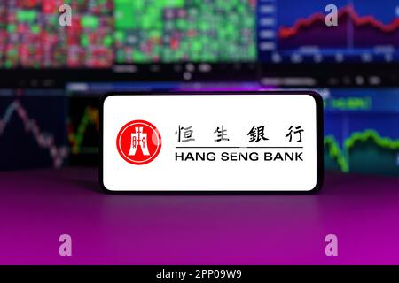 HSI hängt den Börsenindex der Seng Bank vor den Hintergrund der Börsenkurse Stockfoto