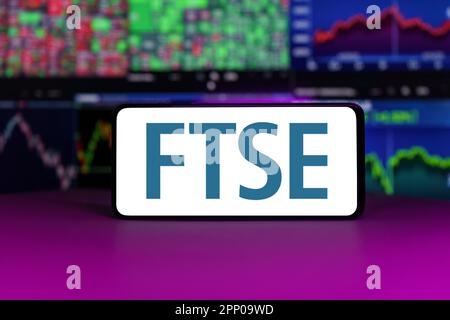 FTSE 100-Aktienindex vor dem Hintergrund von Aktienkurven Stockfoto