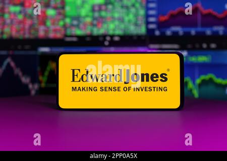 Edward Jones auf dem Aktienindex vor dem Hintergrund von Aktienkurven Stockfoto