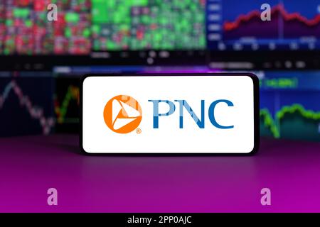 PNC-Finanzdienstleistungsgruppe im Börsenindex vor dem Hintergrund von Börsendiagrammen Stockfoto