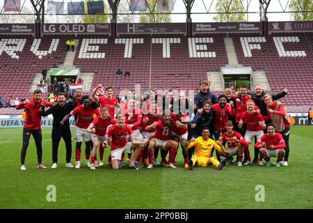 Genf, Schweiz. 21. April 2023. Genf, Schweiz. 21. April 2023. GENF – AZ-Spieler feiern am 21. April 2023 im Stade de Geneve in Genf den Sieg beim Halbfinalspiel der UEFA Youth League zwischen Sporting CP und AZ Alkmaar. ANP ED VAN DE POL Stockfoto