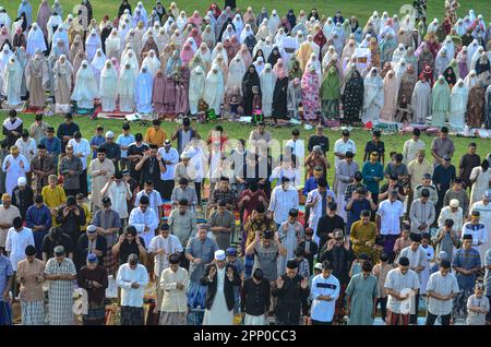 Soppeng, South Sulawesi, Indonesien. 21. April 2023. Die Gemeinde Muhammadiyah hat vor Ort das Gebet Eid al-Fitr 1444 Hijri durchgeführt, während die indonesische Regierung des Religionsministeriums auf der isbat-Tagung beschloss, dass das Gebet Eid al-Fitr am 22. April stattfinden wird. (Kreditbild: © Moch Farabi Wardana/Pacific Press via ZUMA Press Wire) NUR REDAKTIONELLE VERWENDUNG! Nicht für den kommerziellen GEBRAUCH! Kredit: ZUMA Press, Inc./Alamy Live News Stockfoto