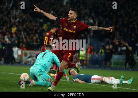 Rom, Italien, Italien. 20. April 2023. Lorenzo Pellegrini (Roma) feiert, nachdem er im Viertelfinale der UEFA Europa League zwischen AS Roma und Feyenoord Rotterdam am 20. April 2023 im Stadio Olimpico in Rom (Italien) das vierte Tor erzielt hat. (Kreditbild: © Giuseppe Fama/Pacific Press via ZUMA Press Wire) NUR REDAKTIONELLE VERWENDUNG! Nicht für den kommerziellen GEBRAUCH! Stockfoto