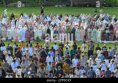 Soppeng, South Sulawesi, Indonesien. 21. April 2023. Die Gemeinde Muhammadiyah hat vor Ort das Gebet Eid al-Fitr 1444 Hijri durchgeführt, während die indonesische Regierung des Religionsministeriums auf der isbat-Tagung beschloss, dass das Gebet Eid al-Fitr am 22. April stattfinden wird. (Kreditbild: © Moch Farabi Wardana/Pacific Press via ZUMA Press Wire) NUR REDAKTIONELLE VERWENDUNG! Nicht für den kommerziellen GEBRAUCH! Kredit: ZUMA Press, Inc./Alamy Live News Stockfoto