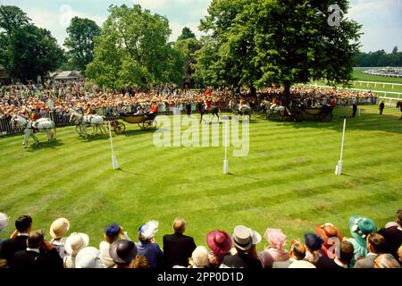 Die Kutsche von Königin Elizabeth II. Trifft 1982 bei den Royal Ascot-Rennen ein Stockfoto
