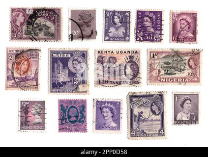 Violette klassische Briefmarken aus aller Welt mit einem Porträt von Königin Elizabeth II Stockfoto