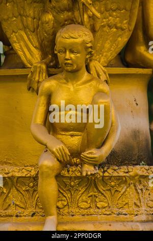 Goldene Jungen-Statue auf dem Brunnen im Park Stockfoto