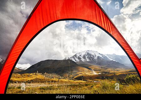 Blick aus einem Zelt des Gebirgstals mit Gletscherlandschaft Konzept der Wanderung in Zentralasien Kasachstan, Almaty Stockfoto